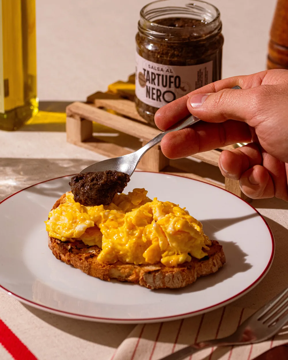 Salsa al Tartufo Nero Alvitius servita su uova strapazzate, uso professionale in cucina